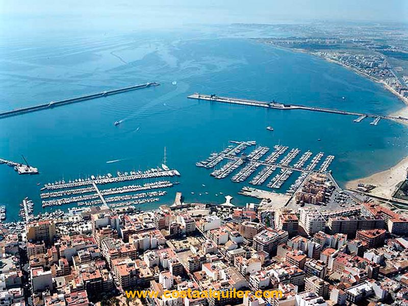 www.costaalquiler.com - vista aerea del centro de Torrevieja y puerto hacia el mar