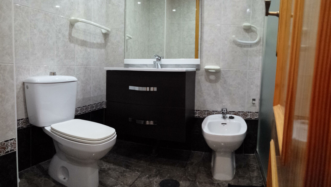 www.costaalquiler.com - baño del apartamento de Torrevieja en alquiler