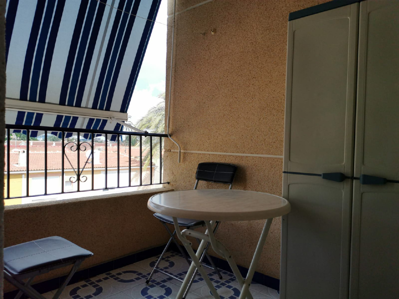 www.costaalquiler.com - terraza con mesa y sillas del apartamento de Torrevieja en alquiler