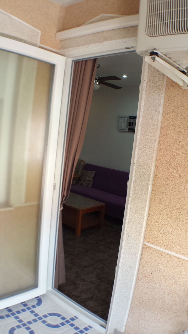 www.costaalquiler.com - puerta de la terraza en PVC + climalit del apartamento de Torrevieja en alquiler
