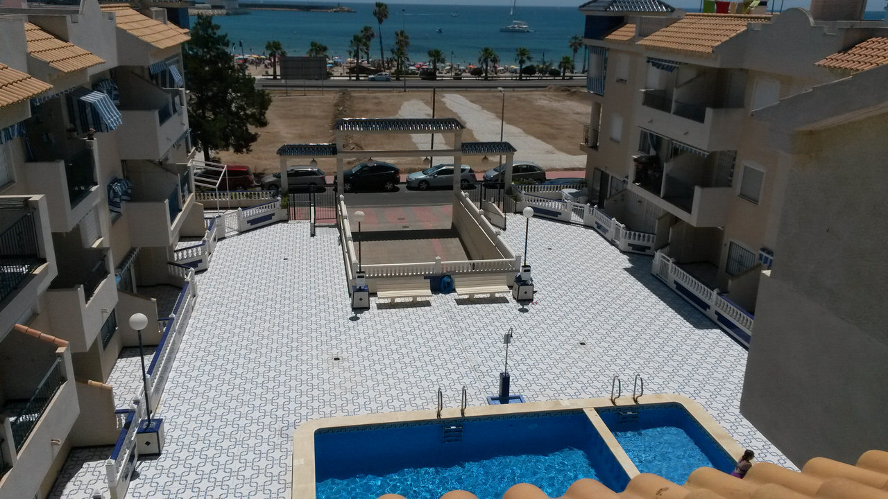 www.costaalquiler.com - vista de la piscina y patio del apartamento turistico de Torrevieja en alquiler