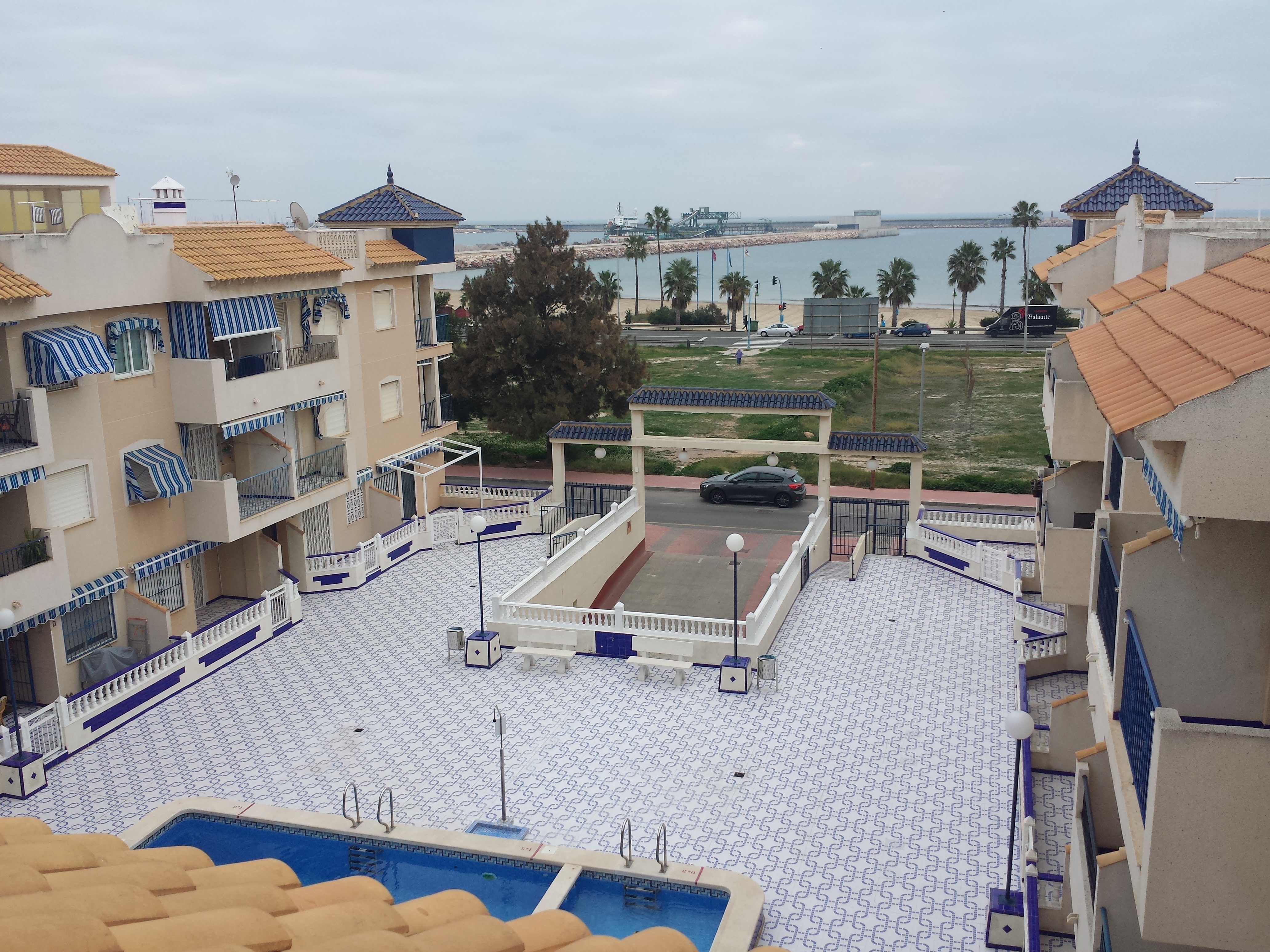 www.costaalquiler.com - vista de la piscina y patio del apartamento turistico de Torrevieja en alquiler