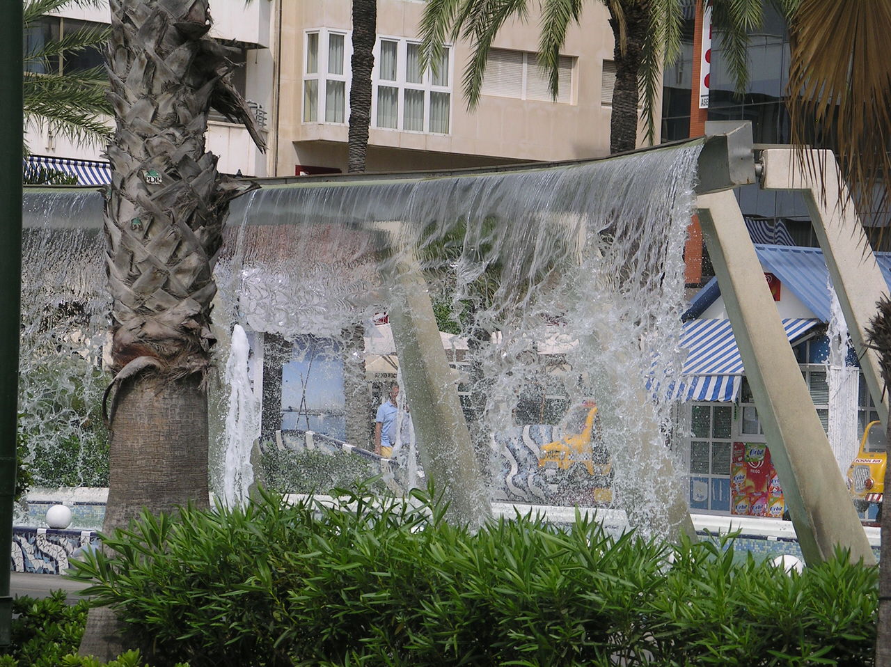 www.costaalquiler.com - fuente de agua en el centro, plaza Waldo Calero, apartamento de Torrevieja en alquiler
