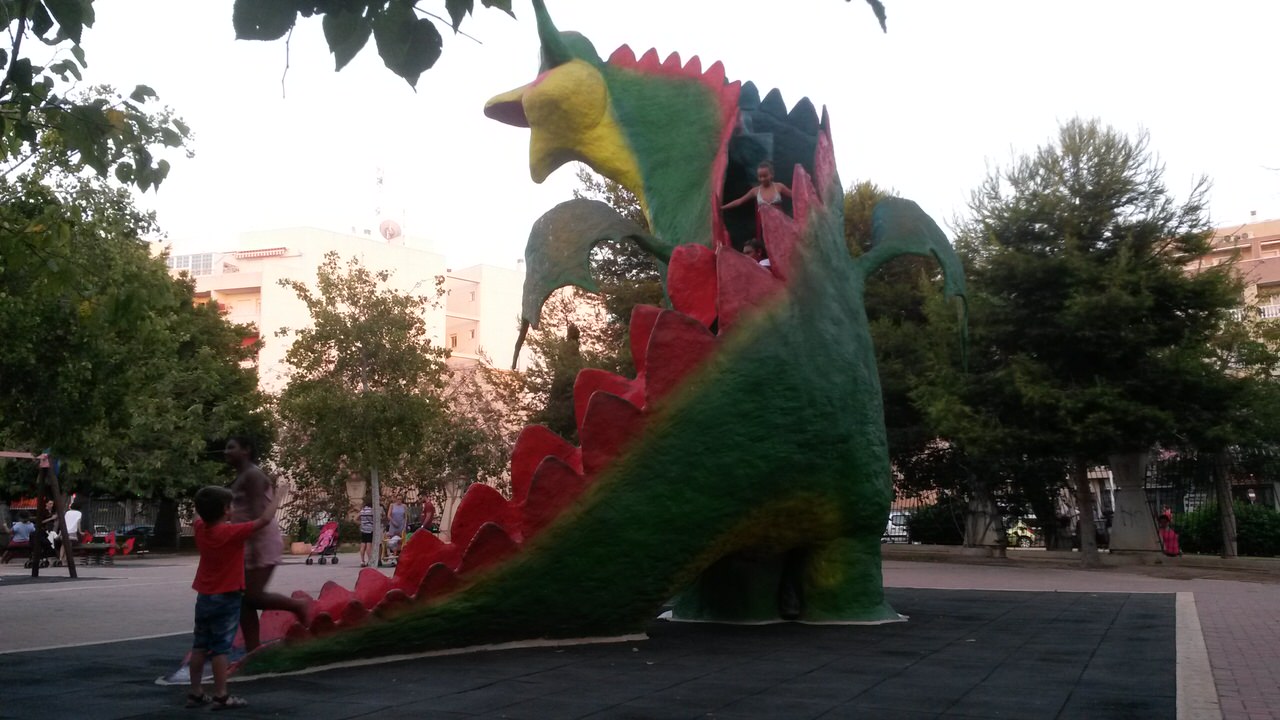 www.costaalquiler.com - dinosaurio, parque de las Naciones, apartamento de Torrevieja en alquiler